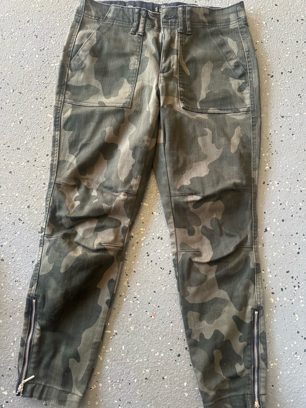 White House Black Market ladies 8P
Camo Utility Pants - Olive Green